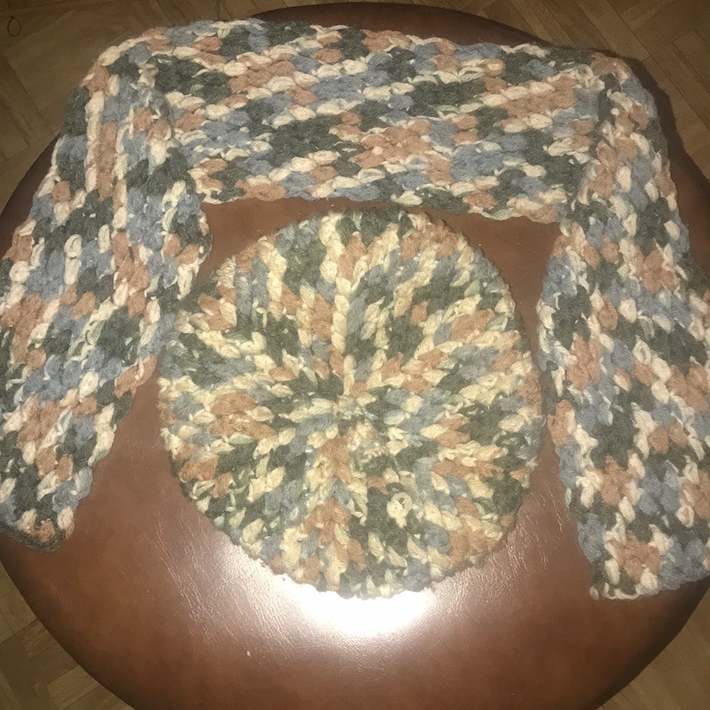 Classic Retro Pattern Knit Beret and Scarf.
